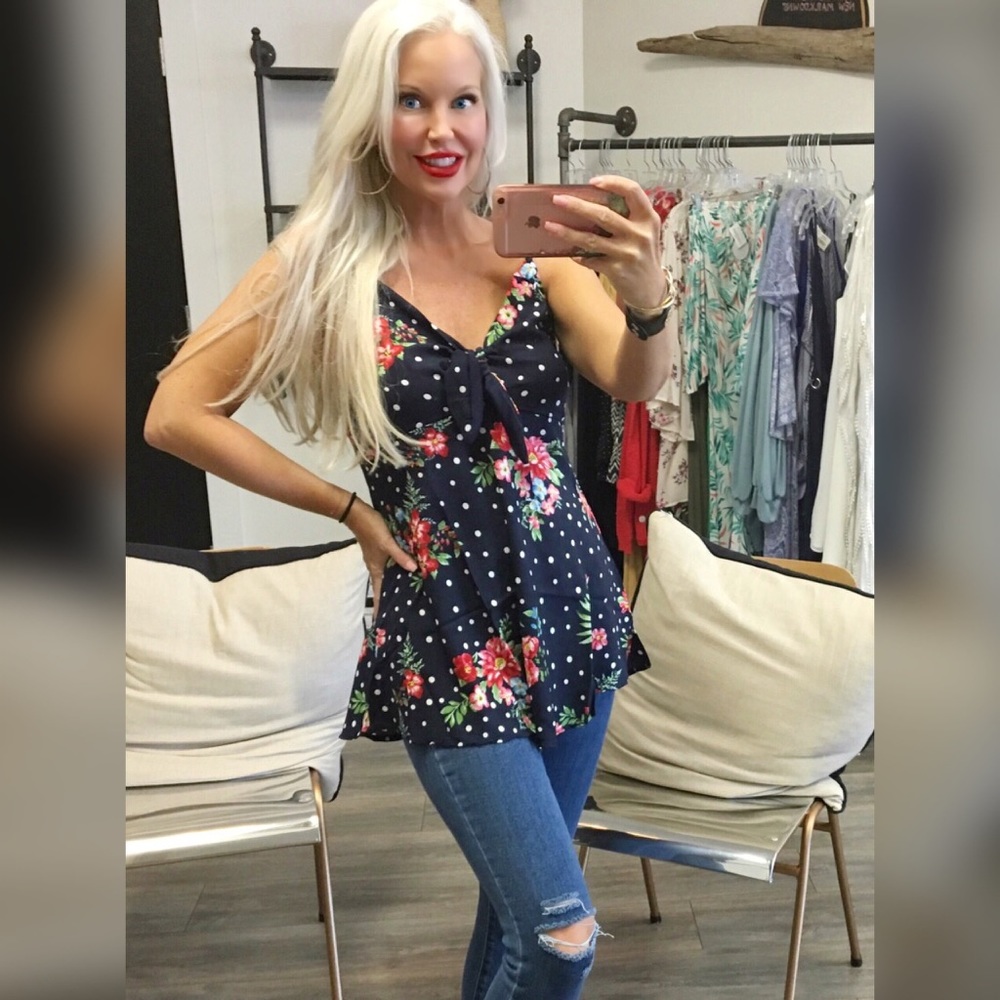 LAST 2! 💕 Front Bow Sleeveless Floral Top! - Picture 5 of 8